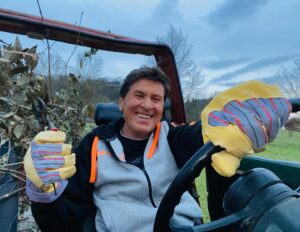 Incidente in campagna a Gianni Morandi: ricoverato a Cesena per ustioni