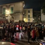 Folla in piazza Currò a Catania, nell'ultimo weekend giallo