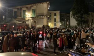 Folla in piazza Currò a Catania, nell'ultimo weekend giallo