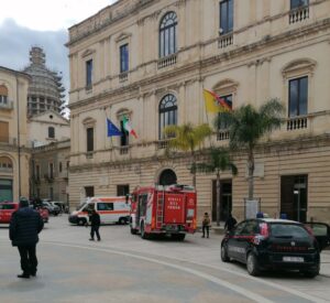 Comiso, tunisino minaccia di darsi fuoco davanti al Comune