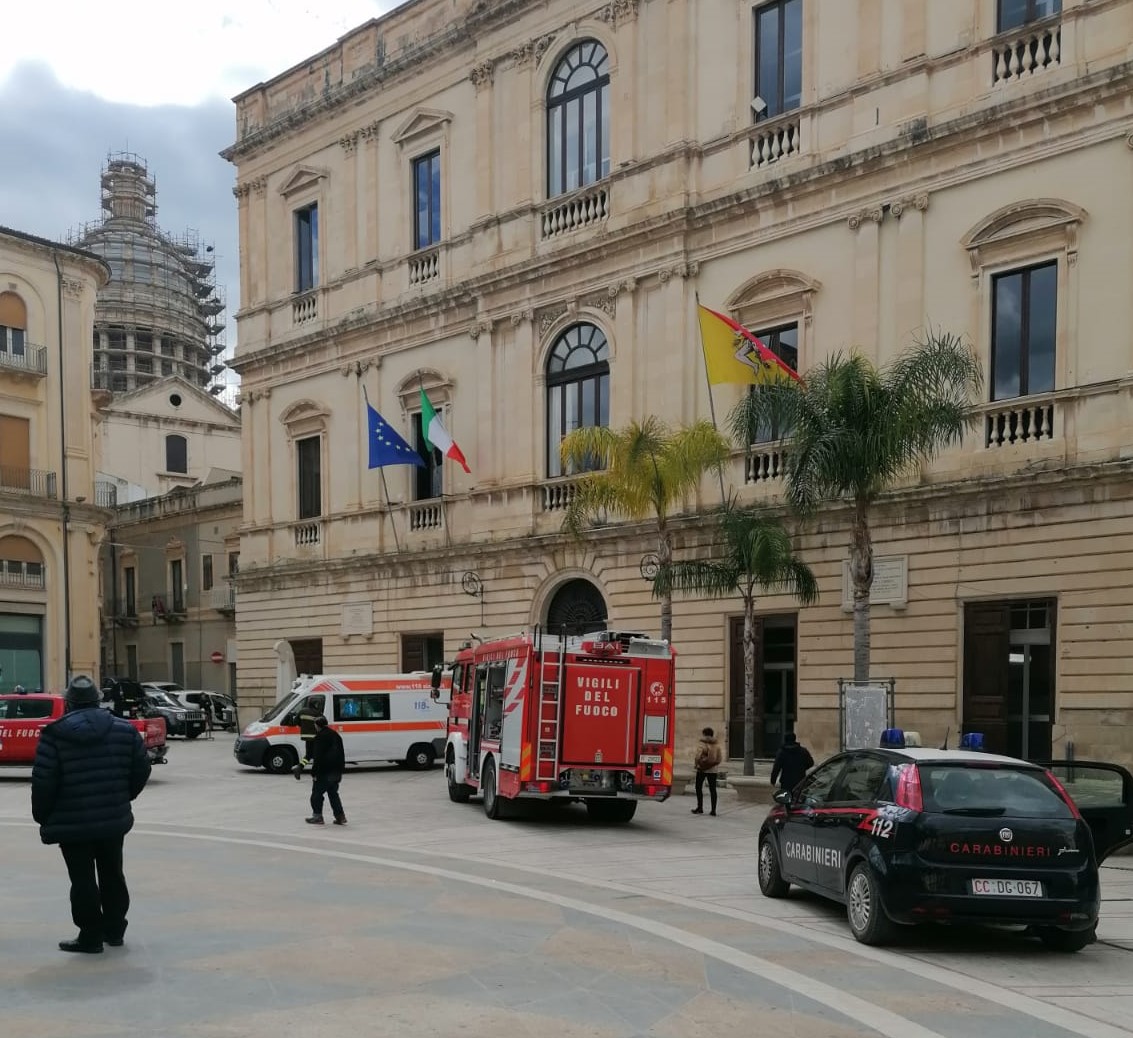 Comiso, tunisino minaccia di darsi fuoco davanti al Comune