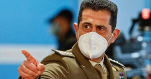 Figliuolo, il nuovo commissario che va in tv vestito come Fidel Castro