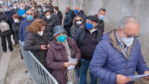 Palermo, alla Fiera del Covid: centinaia assembrati per vaccinarsi VIDEO