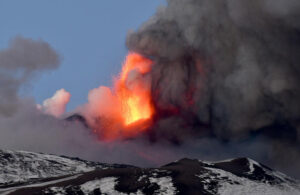 Boati, fuoco e neve: l’Etna continua a dare spettacolo VIDEO