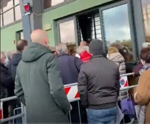 Vaccini, hub di Catania assalito: 4 ore di attesa, gente torna a casa VIDEO