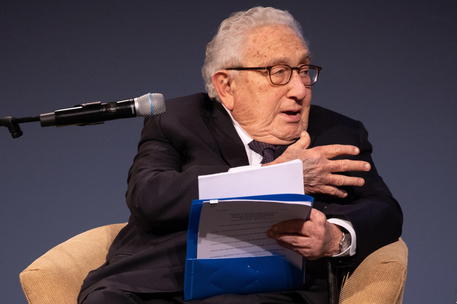 Usa-Cina: Kissinger, fare più sforzi per la cooperazione
