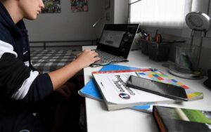Scuola, interrogazioni online sabotate: preso un giovane hacker a Messina