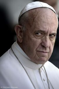 Papa Francesco taglia gli stipendi ai cardinali e al clero