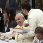 Papa Francesco taglia gli stipendi ai cardinali: ecco quanto guadagna lui