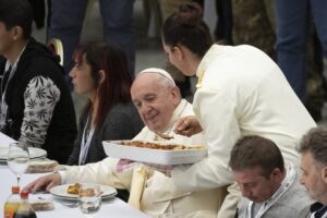 Papa Francesco taglia gli stipendi ai cardinali: ecco quanto guadagna lui