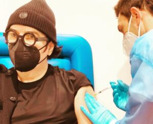 Renato Zero ha ricevuto il vaccino antiCovid: lo scatto su fcebook