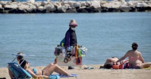 Covid Sicilia, vaccini in chiesa a Pasqua e in spiaggia d'estate