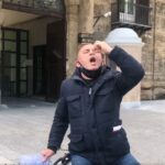 Vittoria, tassista si incatena alla Regione e ingoia la chiave VIDEO | FOTO
