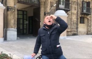 Vittoria, tassista si incatena alla Regione e ingoia la chiave VIDEO | FOTO