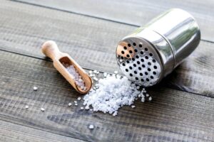 I trucchi per ridurre il sale nella dieta: I consigli da seguire a tavola