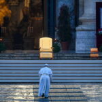 Papa Francesco e la preghiera solitaria in piazza San Pietro in un libro