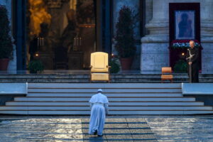 Papa Francesco e la preghiera solitaria in piazza San Pietro in un libro