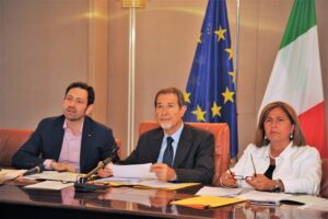 Il governatore Musumeci, al momento estraneo ai fatti, tra l’assessore Razza e il suo braccio destro Di Liberti