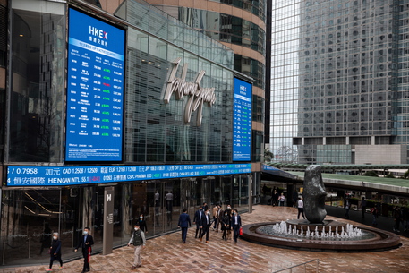 Borsa: Hong Kong positiva, apre a +0,79%