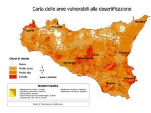 La Sicilia si restringe: il mare avanza da fuori, dentro procede il deserto