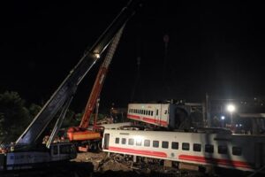 Taiwan: almeno 36 morti in deragliamento, si teme strage