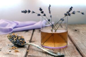 Erbe rilassanti: quali sono e come utilizzarle per allontanare lo stress