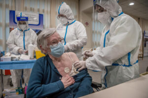 Vaccini: Ue non centra obiettivo di marzo per gli over 80