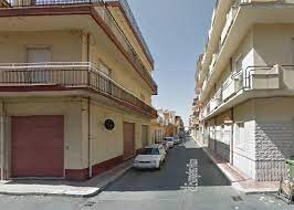 Vittoria, accoltellati da un folle mentre gettano la spazzatura