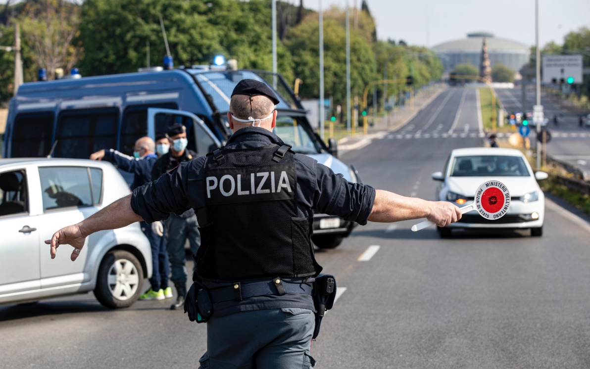 Non si ferma all’alt della Polizia e aggredisce un poliziotto