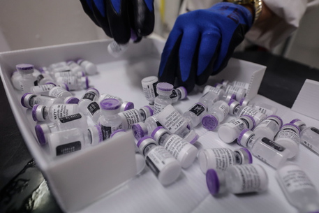 Vaccini:accertamenti su lotti AstraZeneca sequestrati in Sicilia