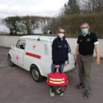 Lucia Pirolo e il papà: vaccini a domicilio con una vecchia 500 d'epoca