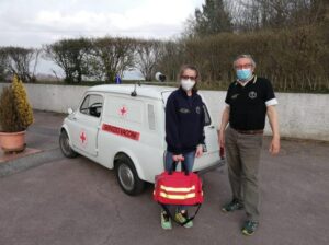Lucia Pirolo e il papà: vaccini a domicilio con una vecchia 500 d'epoca