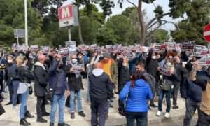La protesta di parrucchieri e centri estetici giunti da tutta la Sicilia, lunedì, davanti alla sede della Regione a Palermo