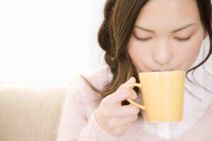 Bere acqua calda a stomaco vuoto: funziona davvero?