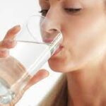 Ritenzione idrica, quanta acqua bere per eliminare il gonfiore?