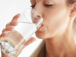 Ritenzione idrica, quanta acqua bere per eliminare il gonfiore?