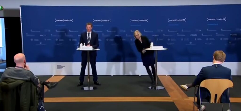 La direttrice dell&rsquo;Agenzia del farmaco danese crolla improvvisamente a terra durante la conferenza