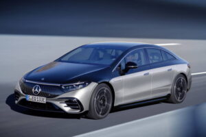 Mercedes lancia l'ammiraglia elettrica: EQS, 770 km di autonomia