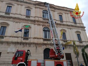 Il forte vento ha divelto l'orologio del Municipio di Comiso