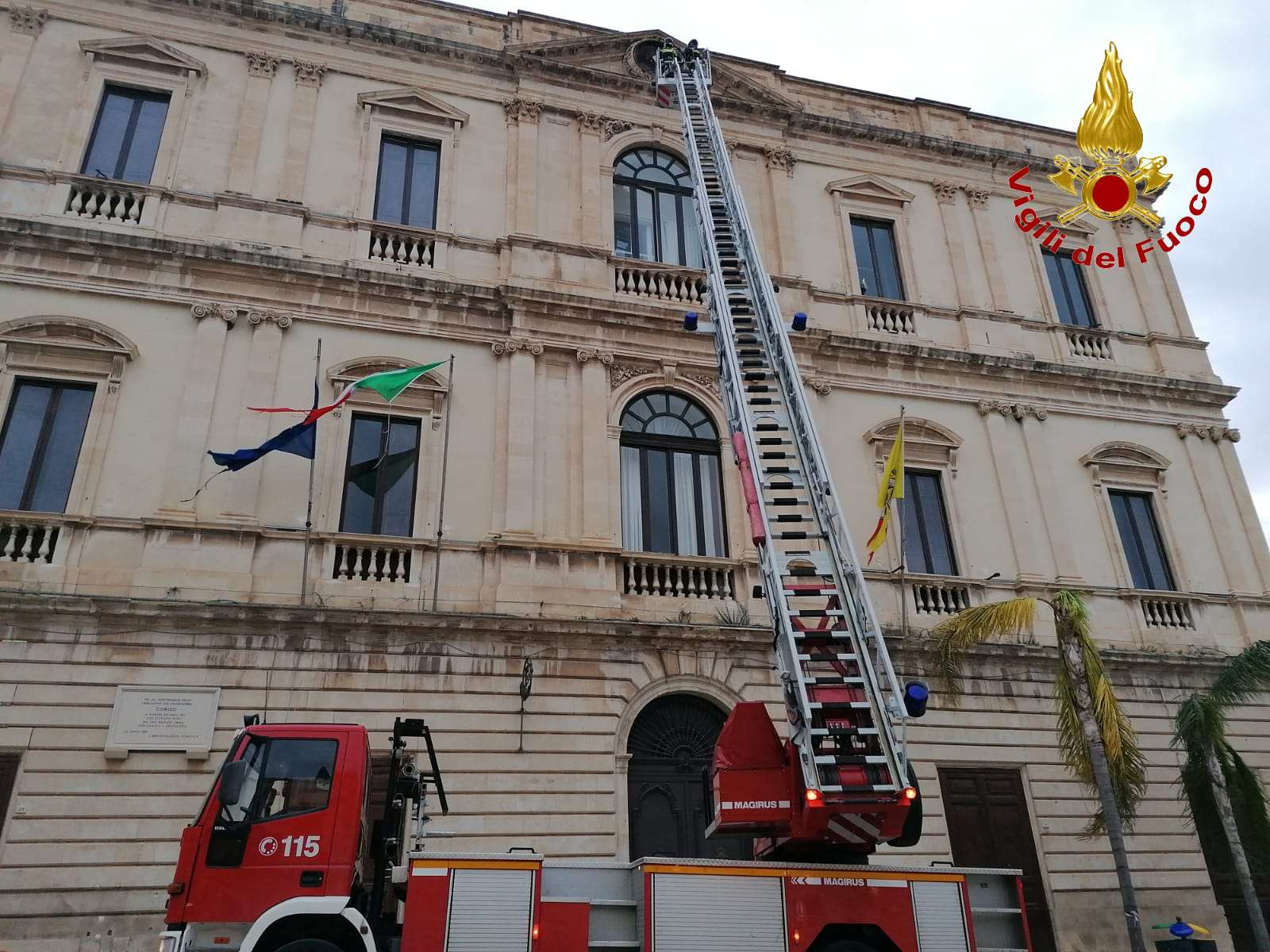 Il forte vento ha divelto l’orologio del Municipio di Comiso