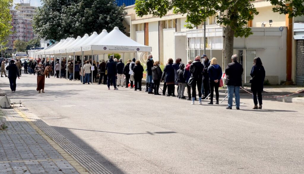 Open Covid, lunghe file a Palermo e Catania per il vaccino libero VIDEO