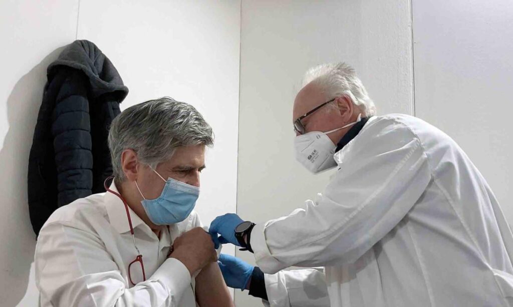 Vaccini, il romano agli Open siciliani: 5 dubbi sulla bont&agrave; dell'operazione