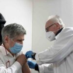 Vaccini, il romano agli Open siciliani: 5 dubbi sulla bontà dell'operazione