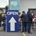 Isola terzultima in Italia, ancora 220mila fiale in frigo: la capacità è di 23mila al giorno