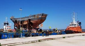 Migranti: relitto naufragio 2015 arrivato al porto Augusta