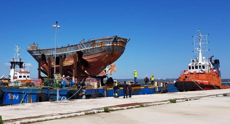 Migranti: relitto naufragio 2015 arrivato al porto Augusta