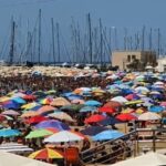 12 luglio 2020: la spiaggia di Marina di Ragusa postata sui social dal conduttore di Report, Sigfrido Ranucci