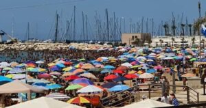 12 luglio 2020: la spiaggia di Marina di Ragusa postata sui social dal conduttore di Report, Sigfrido Ranucci