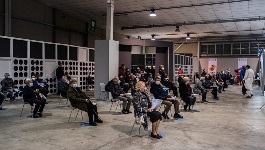 Ripartono oggi le dosi Astrazeneca senza appuntamento per over 60, il governatore tenta il tutto per tutto