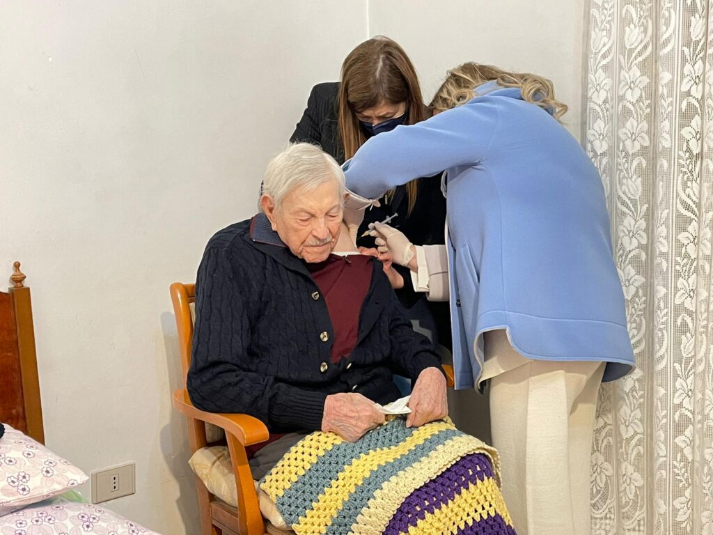 Modica, a 101 anni per il compleanno riceve il vaccino